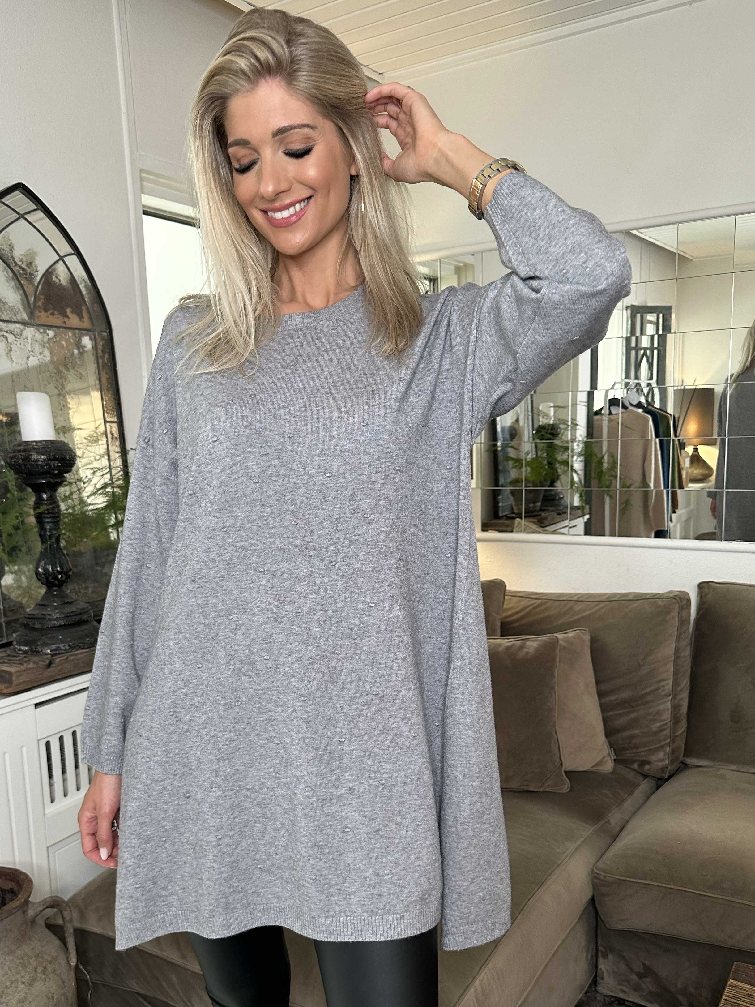 Zina - Strikbluse med prikket detaljer i stoffet